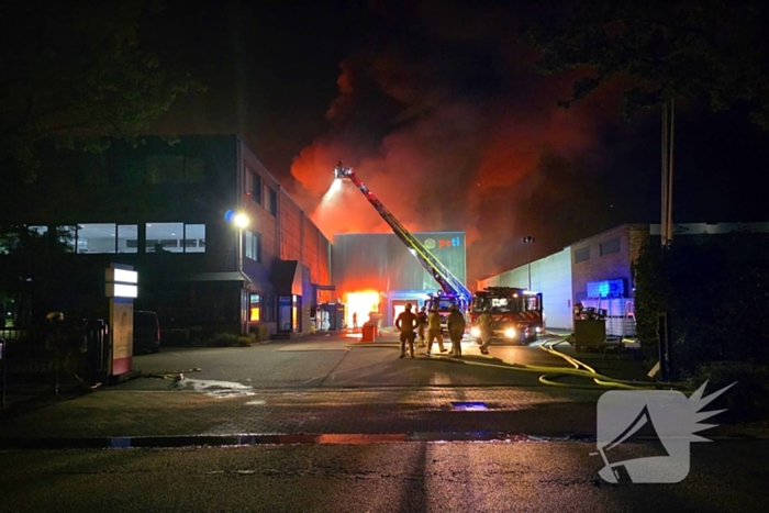 Uitslaande brand in bedrijfspand brandweer schaalt groots op