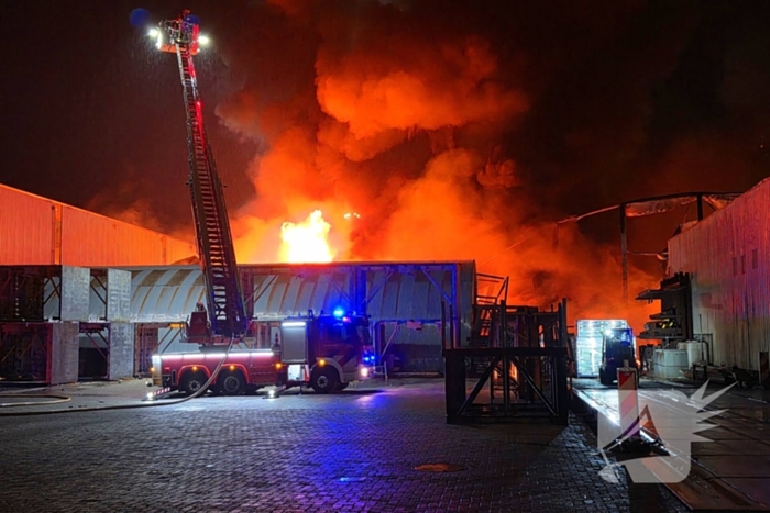 Uitslaande brand in bedrijfspand brandweer schaalt groots op