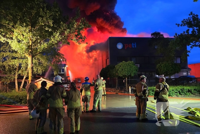 Uitslaande brand in bedrijfspand brandweer schaalt groots op