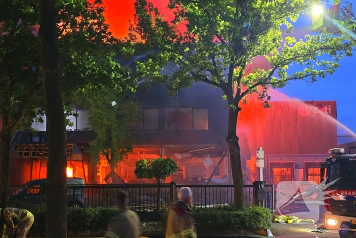 Uitslaande brand in bedrijfspand brandweer schaalt groots op