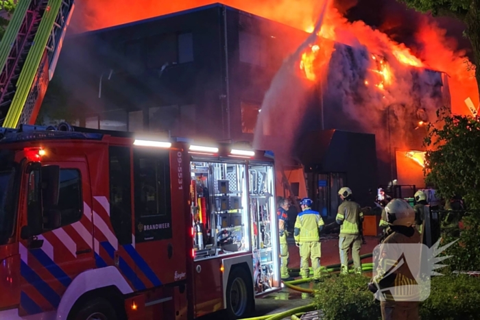 Uitslaande brand in bedrijfspand brandweer schaalt groots op