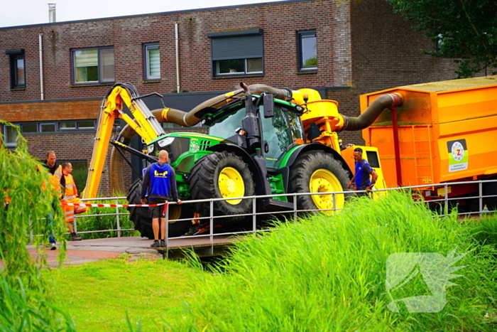 Tractor zakt door brug tijdens werk