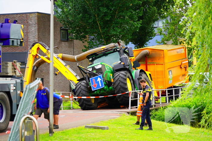 Tractor zakt door brug tijdens werk