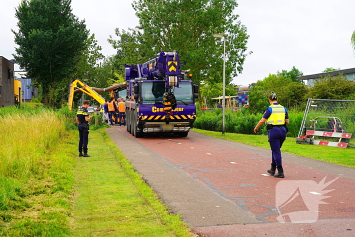 Tractor zakt door brug tijdens werk