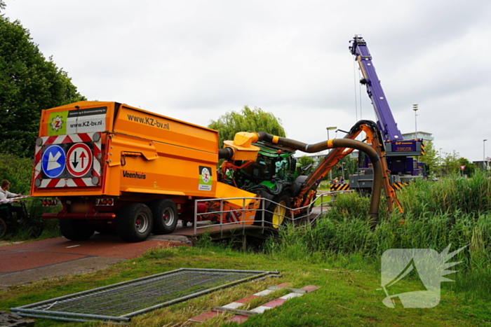 Tractor zakt door brug tijdens werk