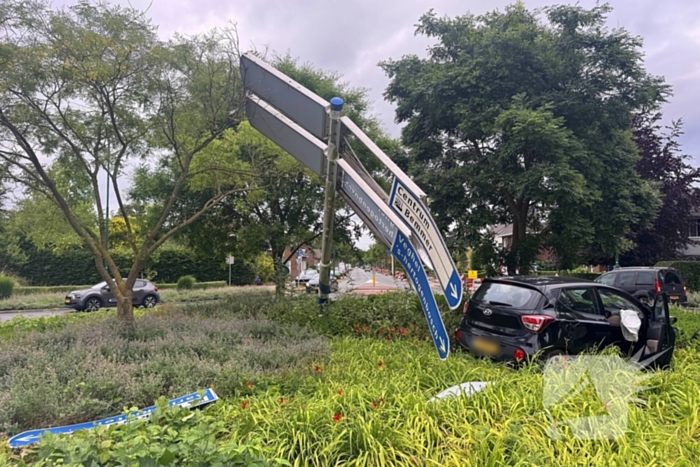 Oud echtpaar gewond bij ongeval op rotonde