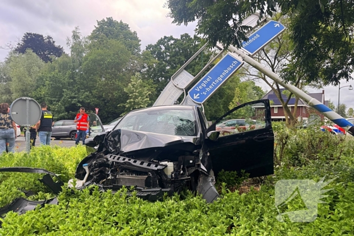Oud echtpaar gewond bij ongeval op rotonde