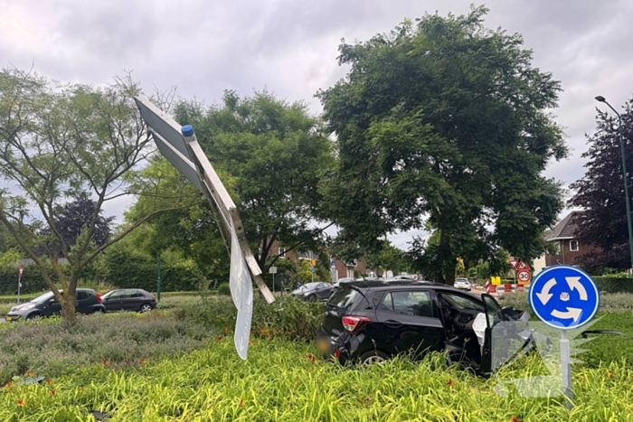 Oud echtpaar gewond bij ongeval op rotonde