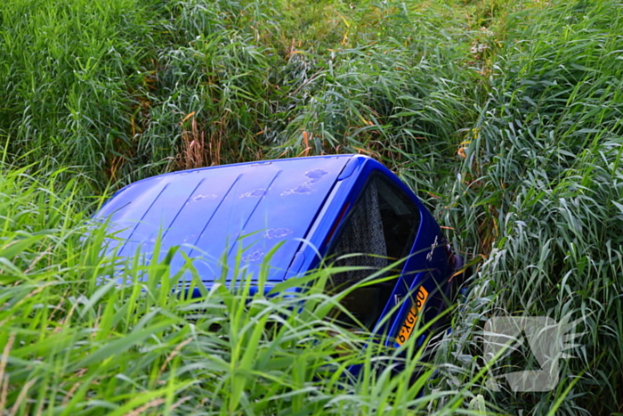 Berger trekt auto uit sloot