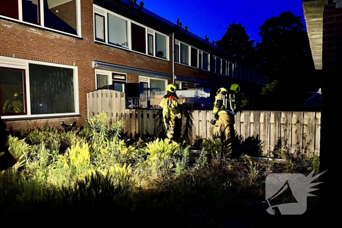 Brandweer gecontroleert schuttingbrand