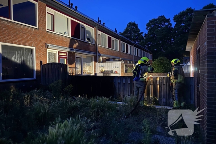 Brandweer gecontroleert schuttingbrand