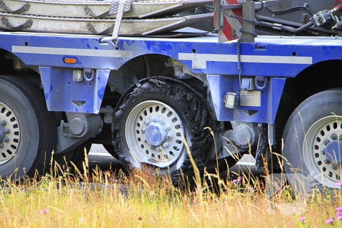 Vrachtwagenbrand door klapband snel geblust