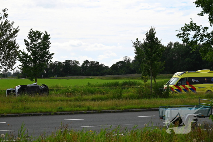 Voertuig op kant na ongeval