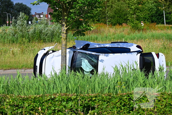 Voertuig op kant na ongeval