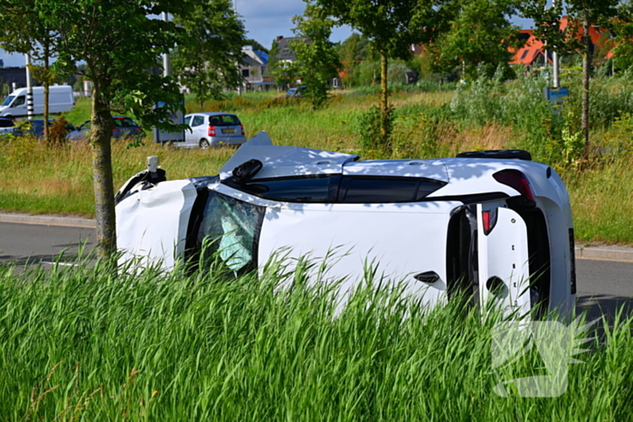 Voertuig op kant na ongeval