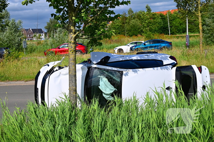 Voertuig op kant na ongeval
