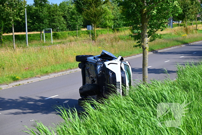 Voertuig op kant na ongeval