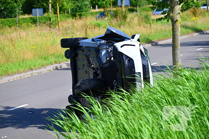 Voertuig op kant na ongeval