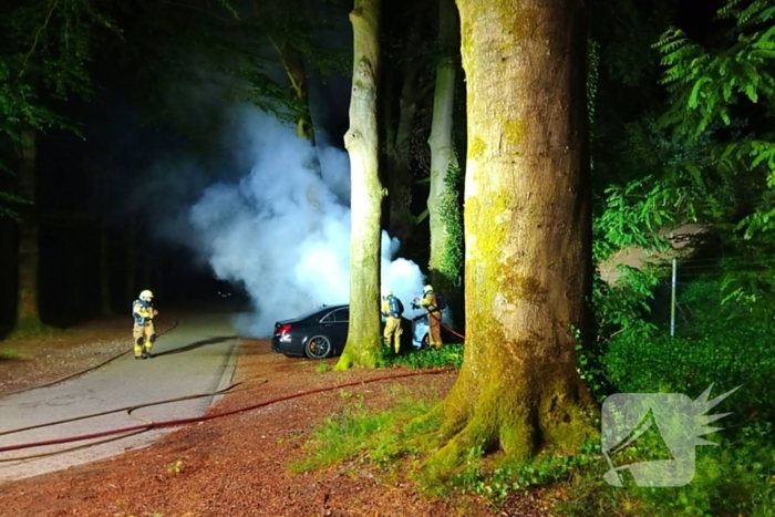 Brandweer blust auto van  250000 00 op parkeerplaats die vlam vat