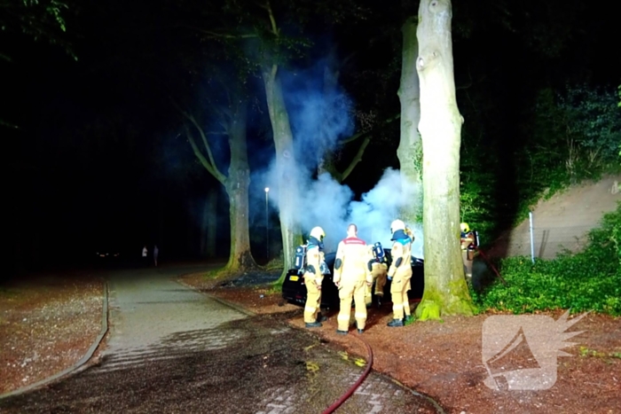 Brandweer blust auto van  250000 00 op parkeerplaats die vlam vat