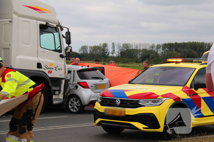 Vrouw (80) overleden bij ernstige aanrijding met vrachtwagen