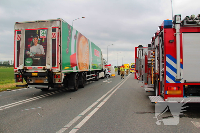 Vrouw (80) overleden bij ernstige aanrijding met vrachtwagen