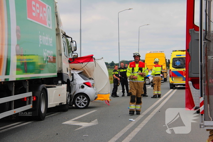 Vrouw (80) overleden bij ernstige aanrijding met vrachtwagen