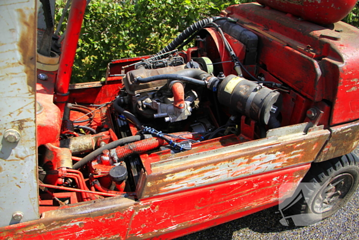 Heftruck gaat in vlammen op