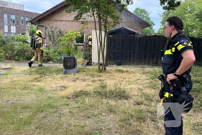 Houten schuurtje in brand