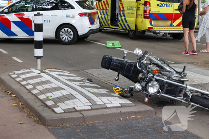 Motorrijder gewond na aanrijding met auto