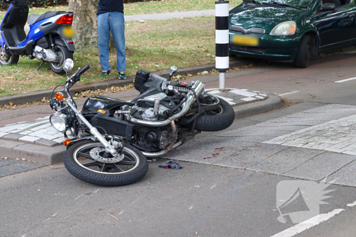 Motorrijder gewond na aanrijding met auto