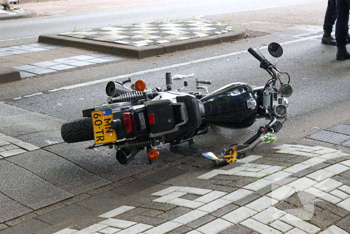 Motorrijder gewond na aanrijding met auto
