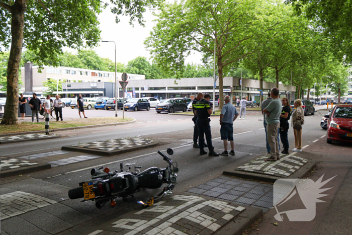 Motorrijder gewond na aanrijding met auto