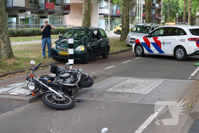 Motorrijder gewond na aanrijding met auto