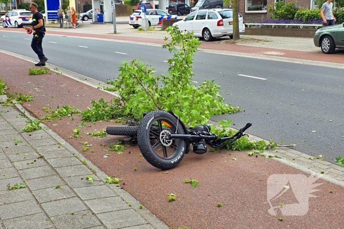 Fatbiker krijgt tak op hoofd en raakt zwaargewond