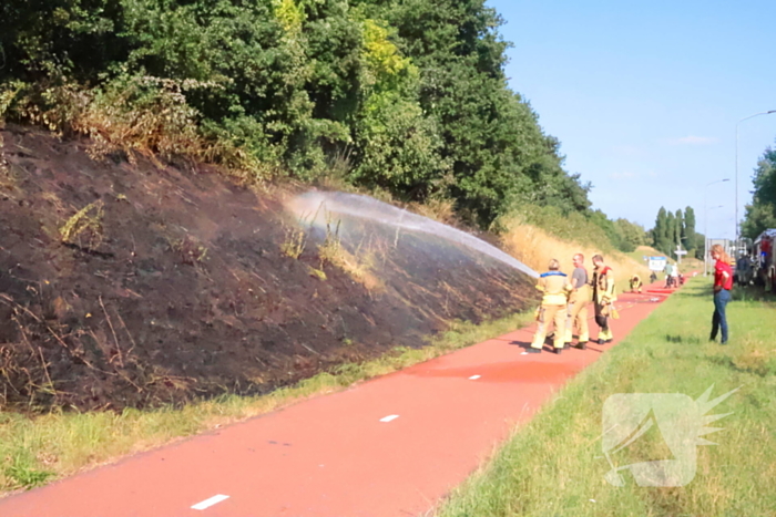 Berm vliegt in brand, brandweer voorkomt erger