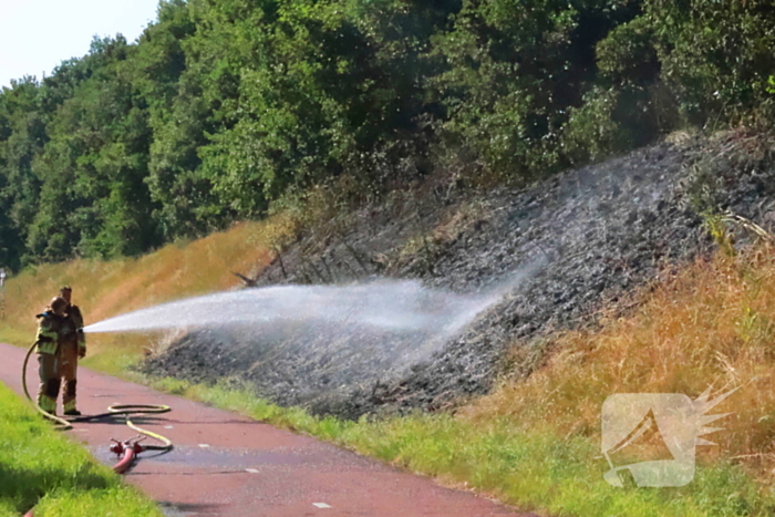 Berm vliegt in brand, brandweer voorkomt erger