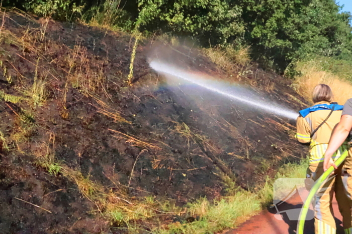 Berm vliegt in brand, brandweer voorkomt erger