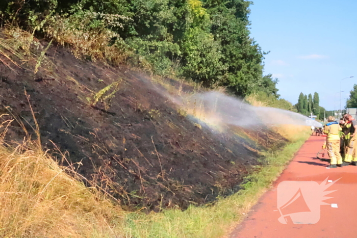 Berm vliegt in brand, brandweer voorkomt erger