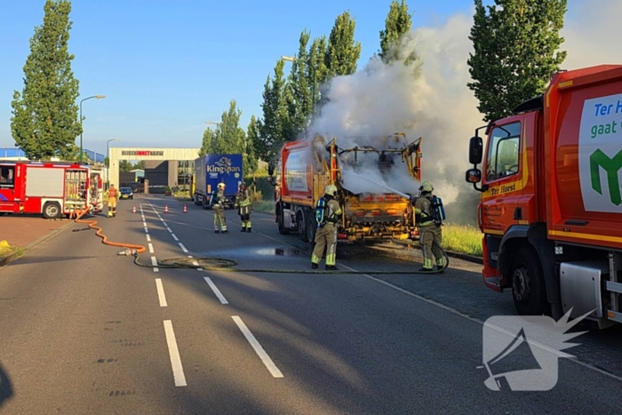 Vuilniswagen vat vlam