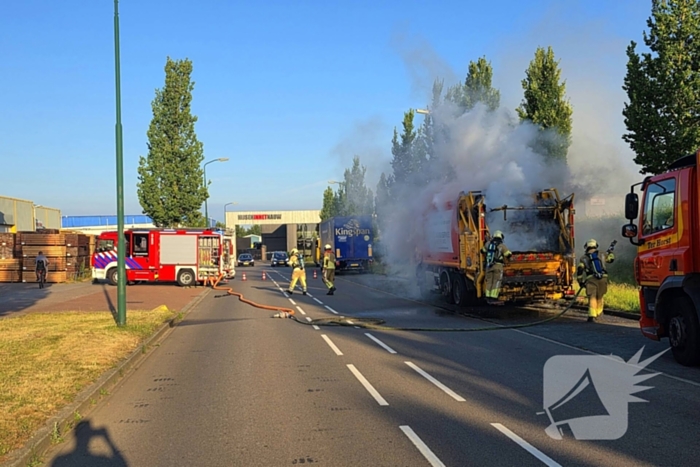 Vuilniswagen vat vlam