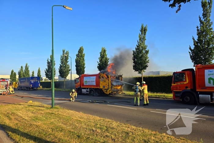 Vuilniswagen vat vlam