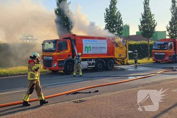 Vuilniswagen vat vlam