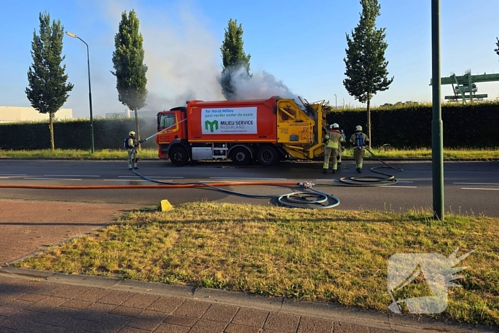 Vuilniswagen vat vlam