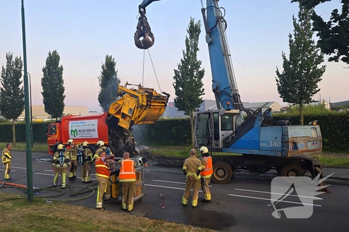 Vuilniswagen vat vlam