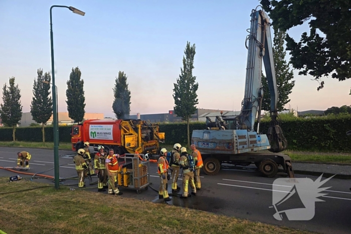 Vuilniswagen vat vlam