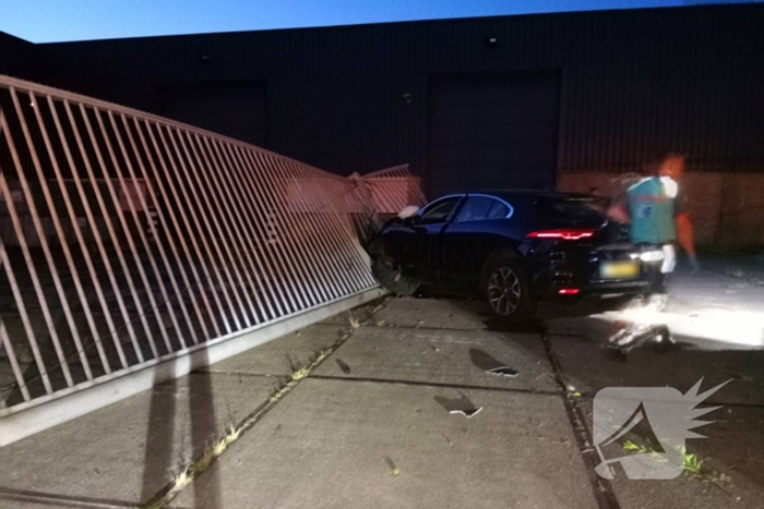 Auto crasht door hekwerk