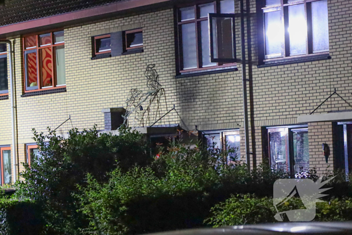 Explosie leidt tot brand in woning