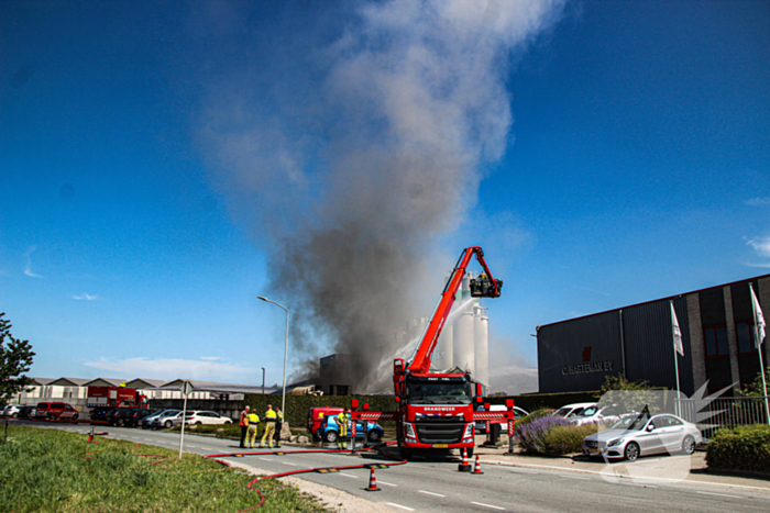 Grote industriebrand zorgt voor dikke rook