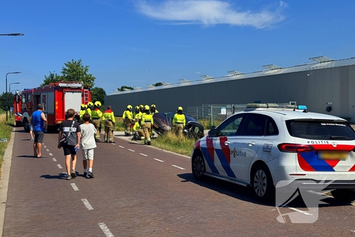 Auto balanceert gevaarlijk op brug